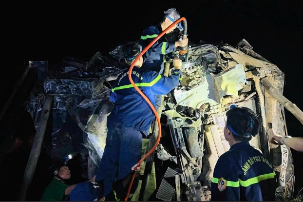 Tuyên Quang: Xuyên đêm giải cứu tài xế kẹt trong cabin xe tải rơi xuống vực sâu
